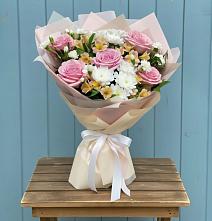 Букет цветов из:  Гвоздики, Орхидеи и Розы в Орловском Ростовской области