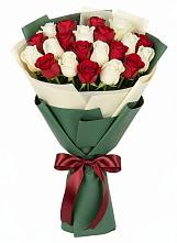Букет Микс из красных и белых роз в Орловском Ростовской области
