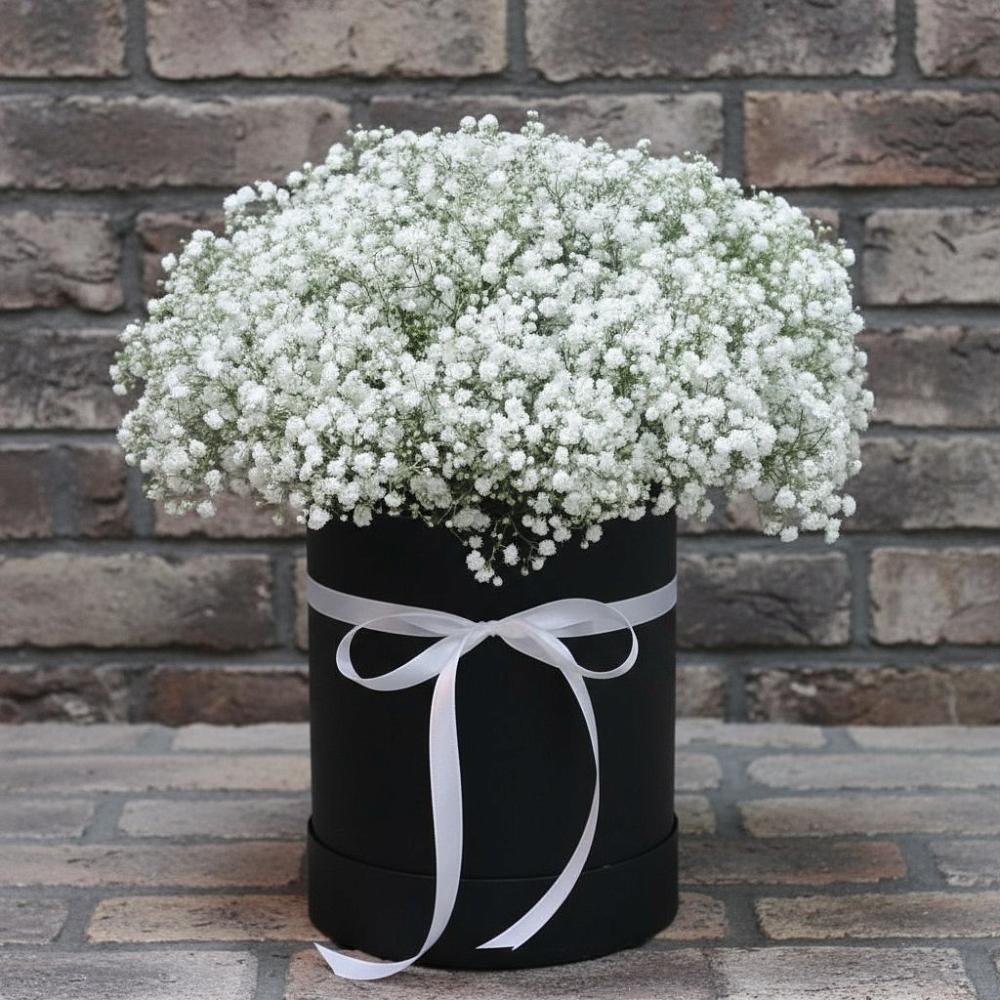 Цветочная композиция из Гипсофила в шляпной коробке в Орловском Ростовской области