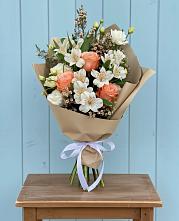 Букет цветов из:  Альстромерии, Лизиантусы, Розы и Хризантемы в Орловском Ростовской области