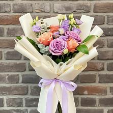 Букет цветов из:  Лизиантусы и Розы в Орловском Ростовской области