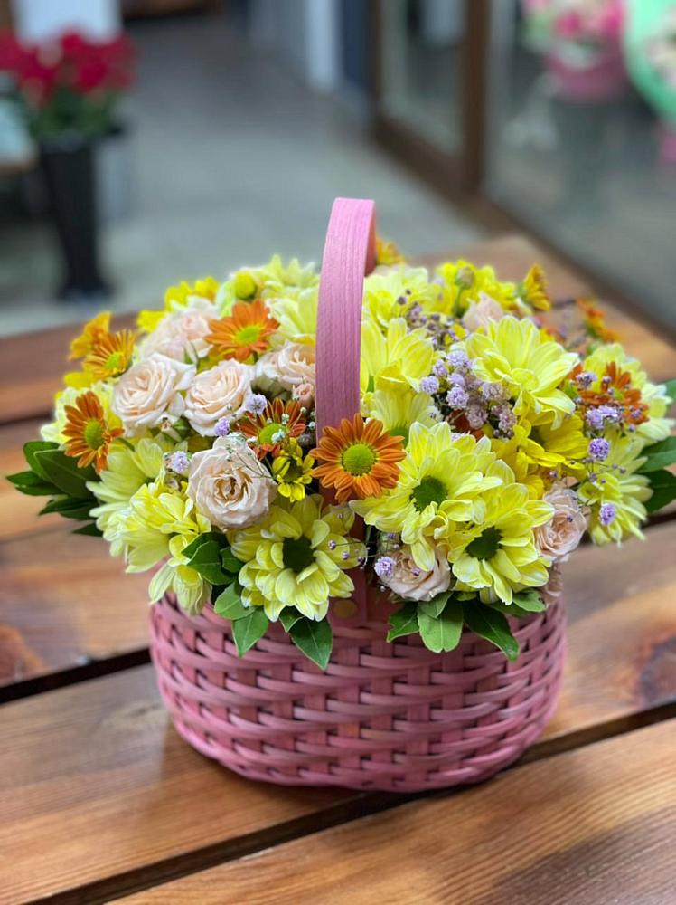 Цветочная композиция из Хризантемы и Розы в корзине в Орловском Ростовской области