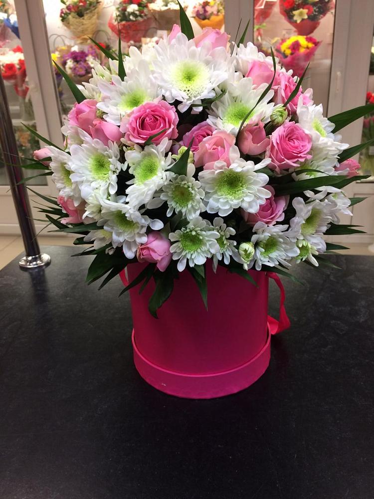 Цветочная композиция из Розы и Хризантемы в шляпной коробке в Орловском Ростовской области