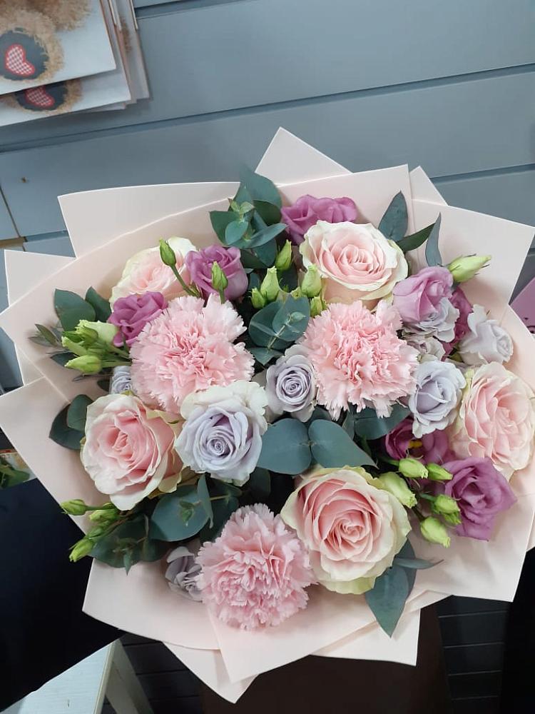 Букет цветов из: Розы, Гвоздики и Лизиантусы в Орловском Ростовской области