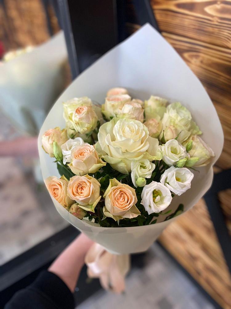 Букет цветов из: Розы и Лизиантусы в Орловском Ростовской области